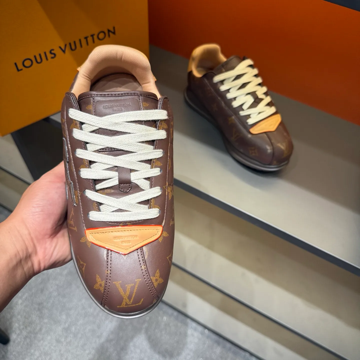 P540 Size 38-45 LV 🫏The colorful interpretation of BUTTERSOFT sneakers combines sheepskin, The colorful interpretation of LV BUTTERSOFT sneakers combines sheepskin and calfskin, bringing a super soft feel. Designed by Pharrell Williams, this '60s-inspired shoe features a padded upper that's been crafted by Louis Vuitton craftsmen to further enhance the comfort of the leather. In addition to the LV initials, it features multiple signatures, including natural leather trim and an embossed pattern of Pharrell Williams and lobster on the side, referencing the Fall/Winter 2025 men’s show. A must-have artifact for fashionistas✅